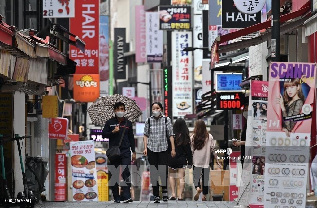 Người dân di chuyển trên đường phố tại thủ đô Seoul, Hàn Quốc. Ảnh: AFP/ TTXVN
